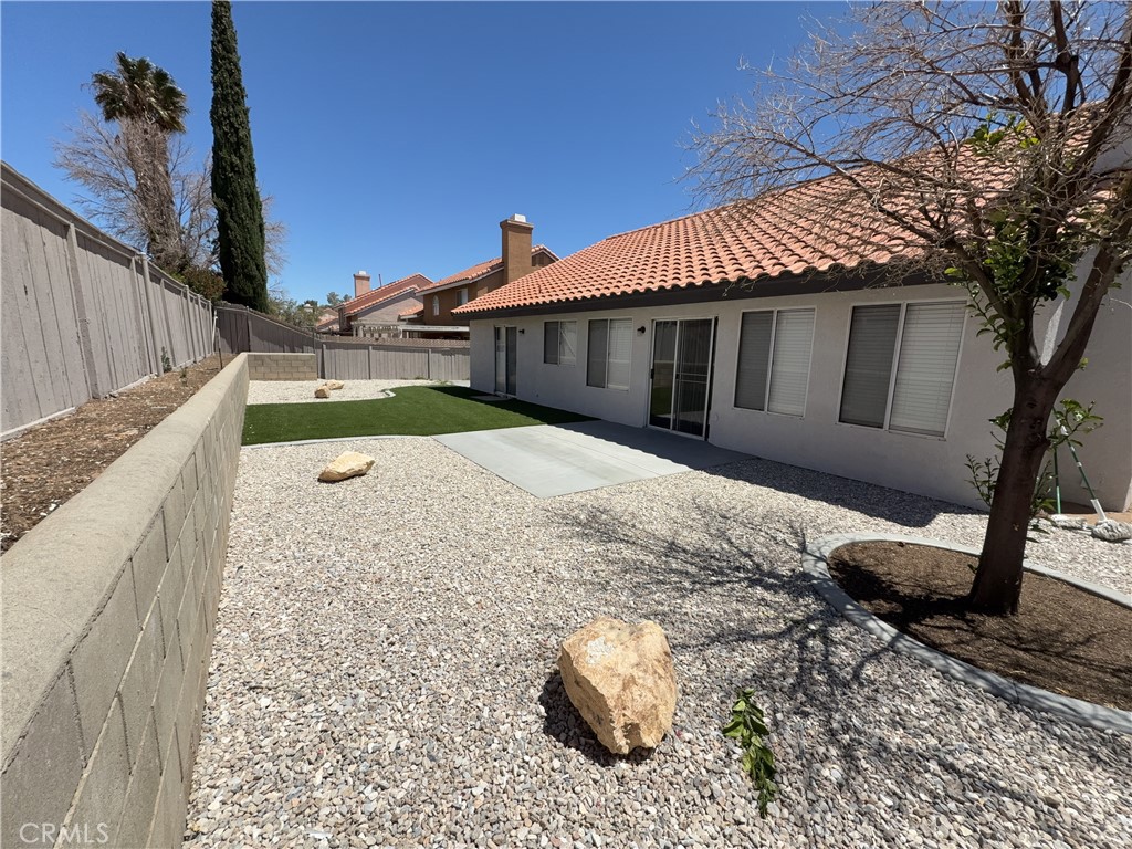 12590 Cobalt Road Victorville, CA 92392 - Photo 4 of 37