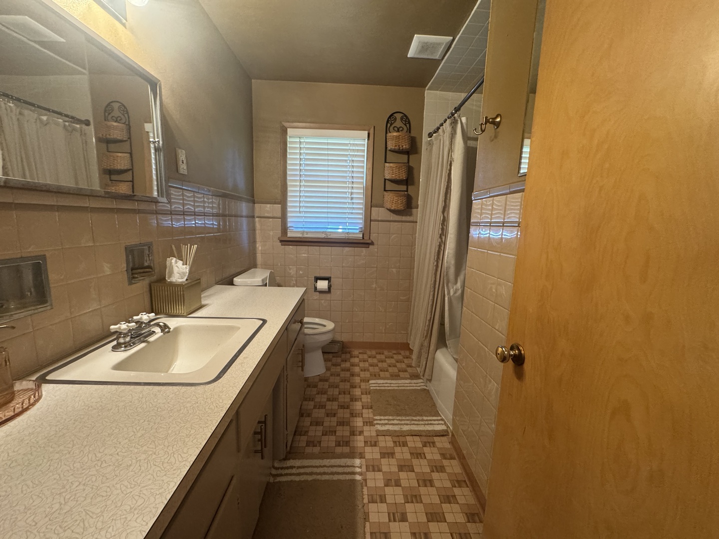 405 Prairie Court Streator, IL 61364 - Photo 13 of 16 a bathroom with a sink toilet and shower