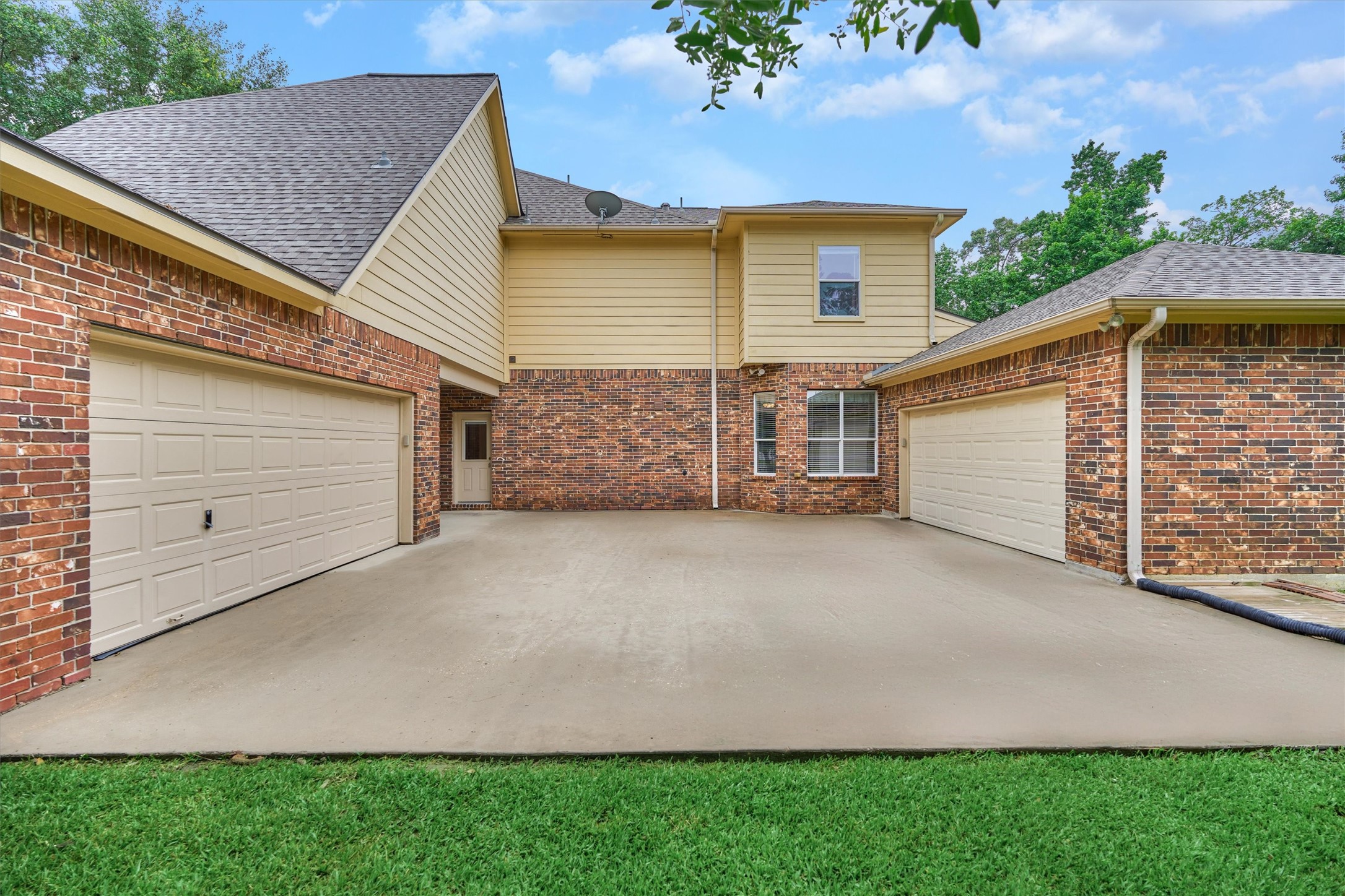 2500 Eagle Post Drive Conroe, TX 77304 - Photo 6 of 50 2 garages can easily accommodate up to 4 cars with an additional 1 car carport! Convenient access to the kitchen from the motor court/carport area.
