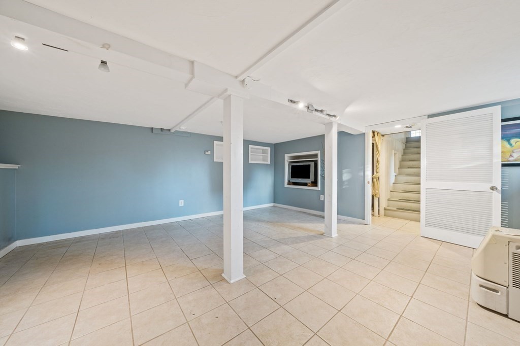 125 Driftway Scituate, MA 02066 - Photo 20 of 35 a view of an empty room with closet and a window