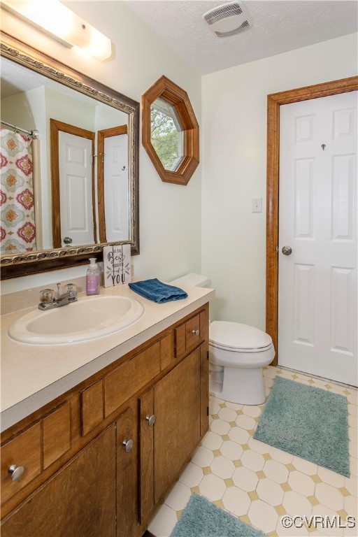 616 Rebel Ridge Road Colonial Heights, VA 23834 - Photo 24 of 38 2nd Primary Bath (this one is on 1st Floor)