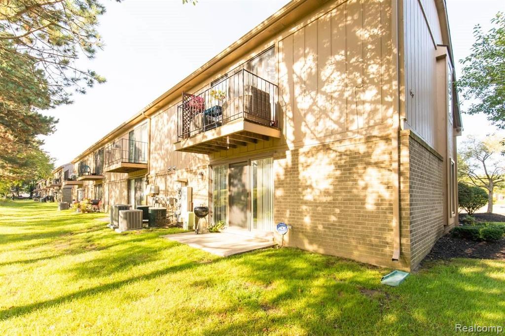 27334 Evergreen Road, Unit 21 Lathrup Village, MI 48076 - Photo 18 of 20