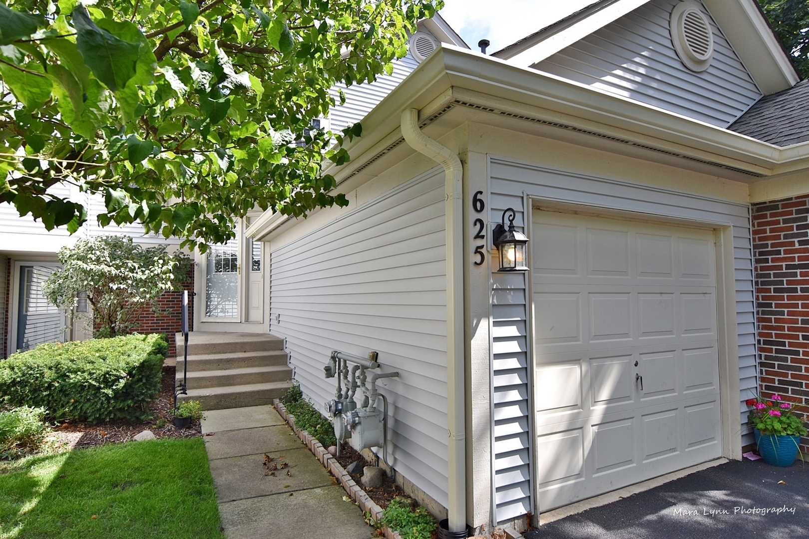 625 Cobblestone Court Elgin, IL 60120 - Photo 2 of 15 a front view of a house with a yard