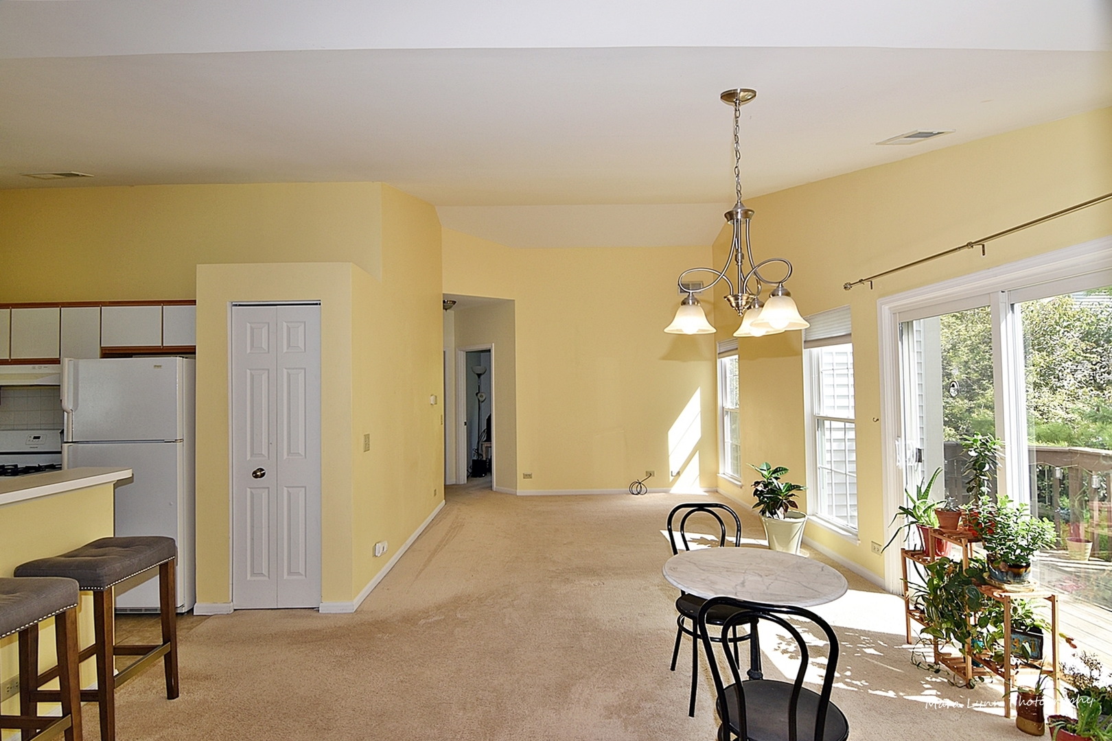 625 Cobblestone Court Elgin, IL 60120 - Photo 3 of 15 a dining room with furniture and window