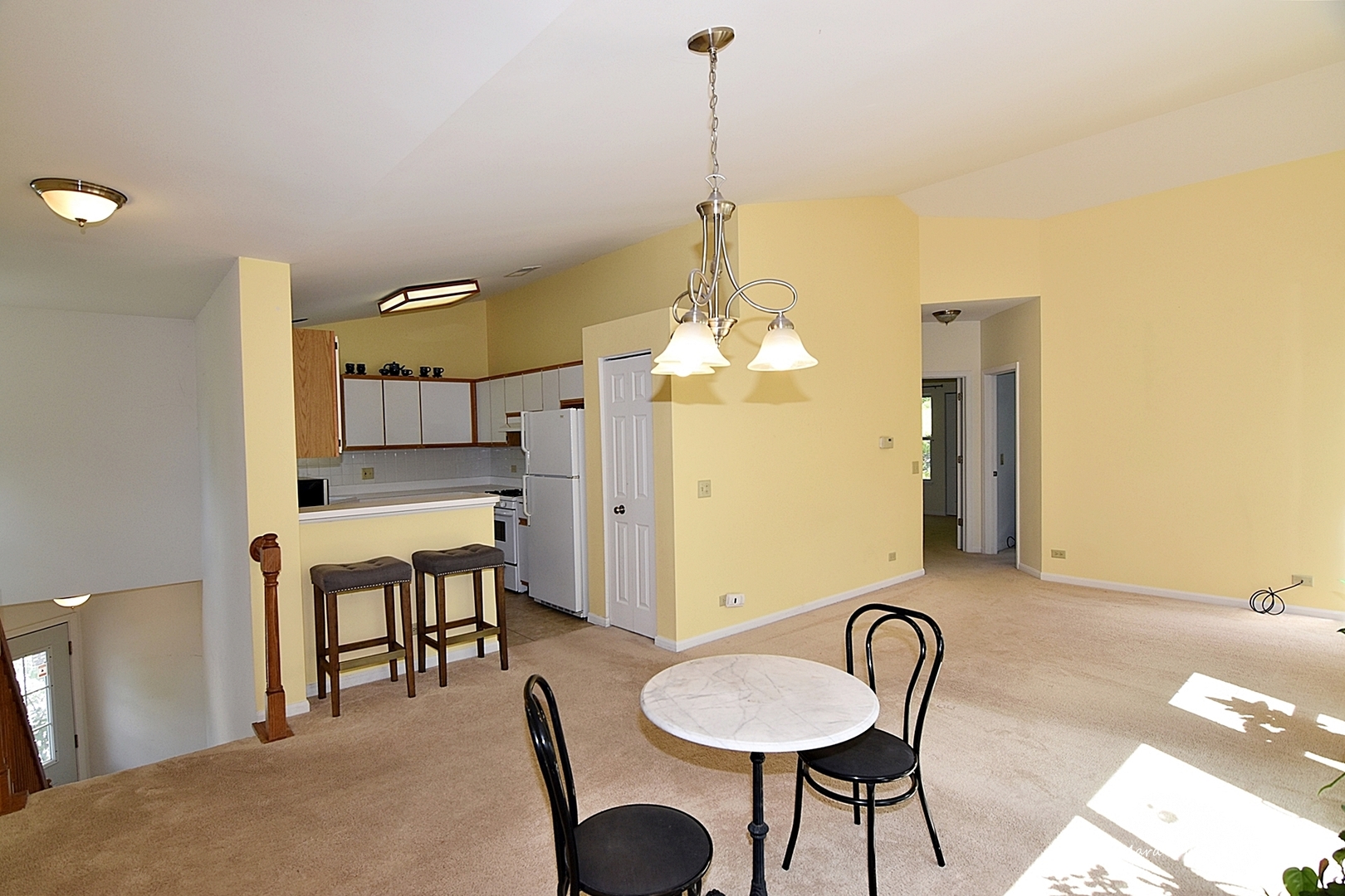 625 Cobblestone Court Elgin, IL 60120 - Photo 5 of 15 a dining room with furniture and window