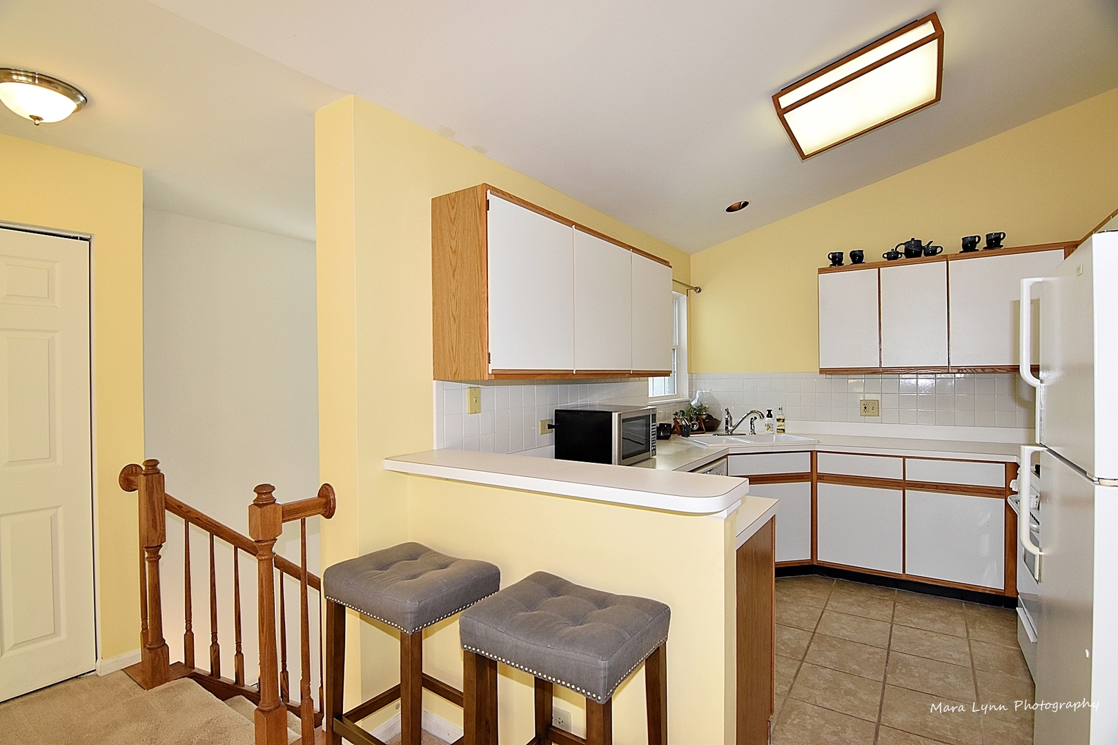 625 Cobblestone Court Elgin, IL 60120 - Photo 6 of 15 a kitchen that has a sink and a stove in it