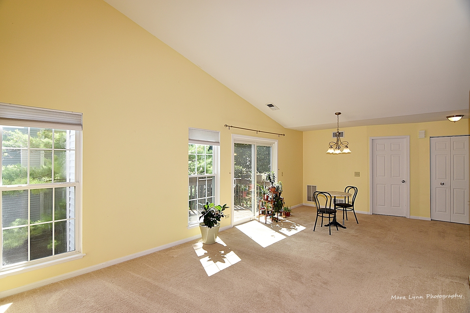 625 Cobblestone Court Elgin, IL 60120 - Photo 7 of 15 a view of a livingroom with a patio