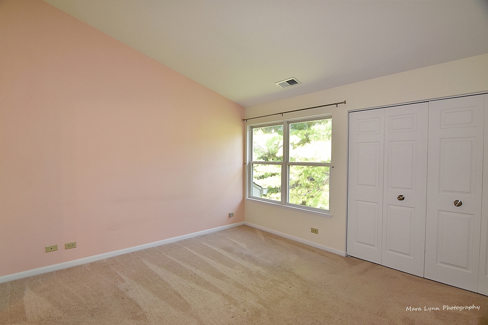 625 Cobblestone Court Elgin, IL 60120 - Photo 8 of 15 a view of an empty room with a window