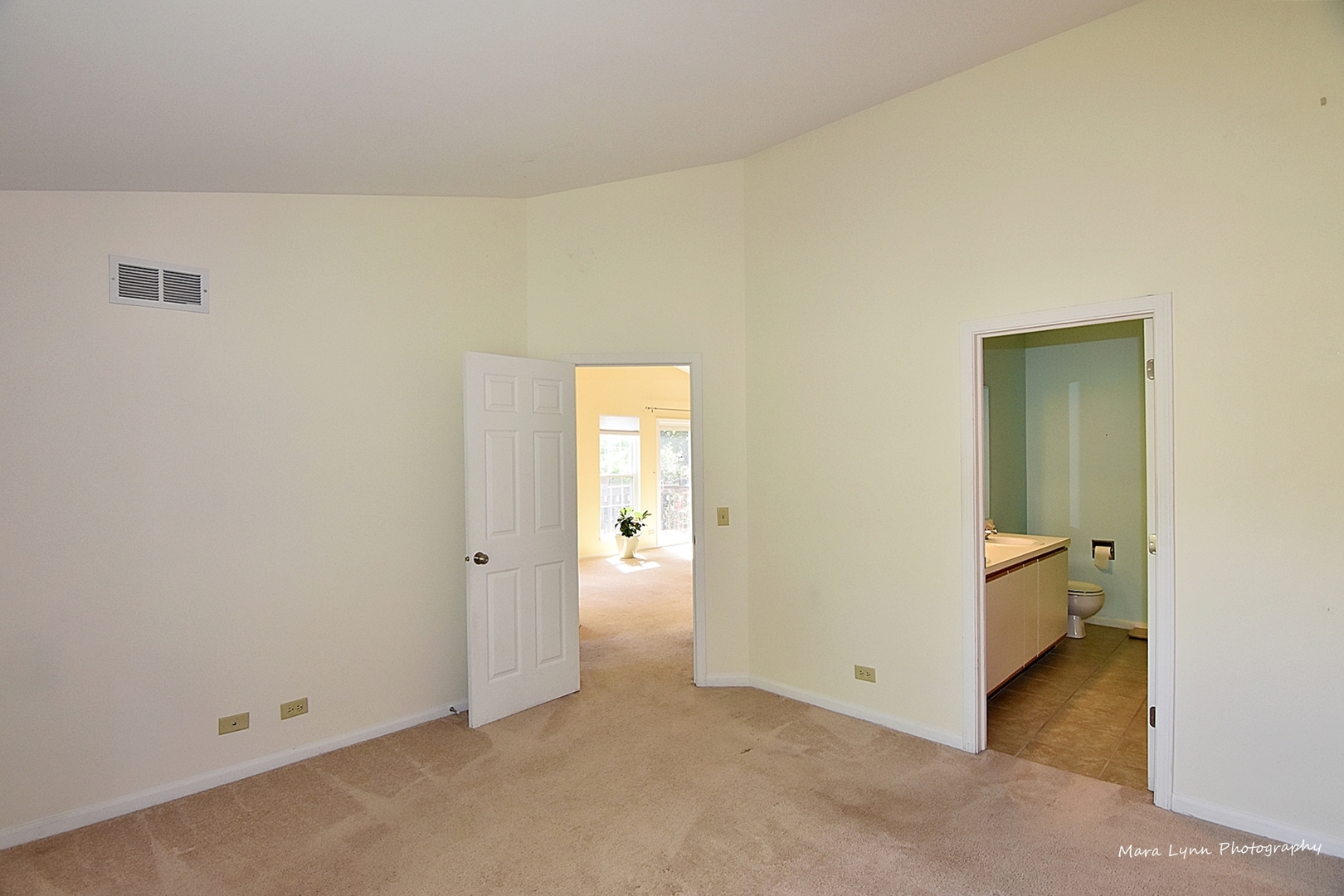 625 Cobblestone Court Elgin, IL 60120 - Photo 9 of 15 an empty room with an entryway