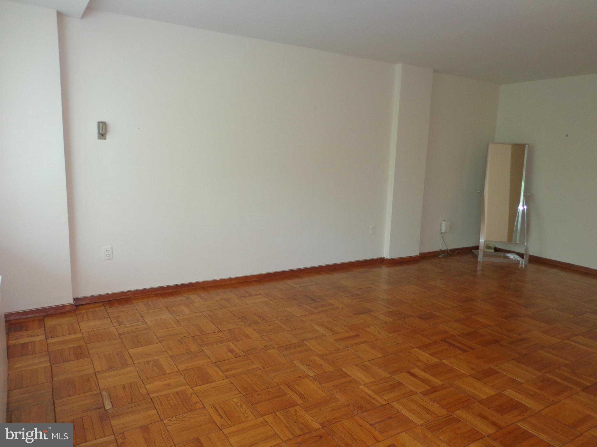 4000 Tunlaw Road Northwest, Unit 518 Washington, DC 20007 - Photo 9 of 21 Living Room