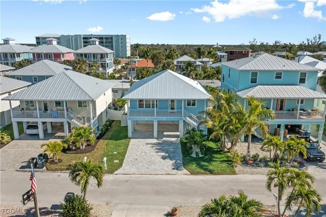 $1,550,000 | 250 Pearl Street, Fort Myers Beach, FL 33931