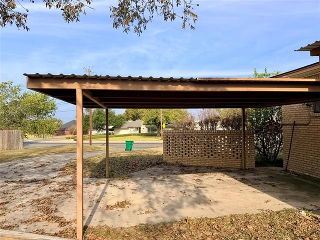 a view of a house with backyard and garden