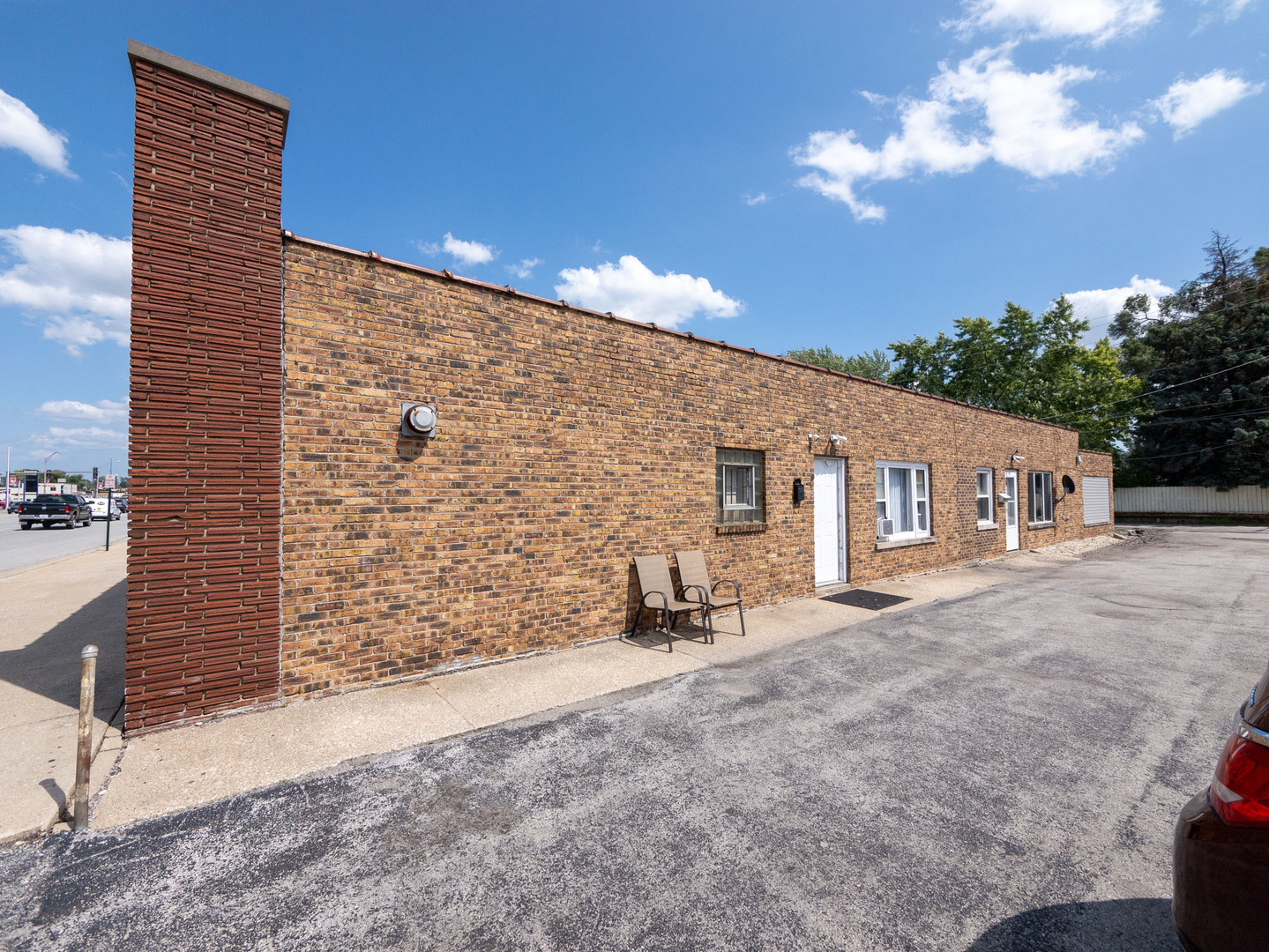4039 147th Street Midlothian, IL 60445 - Photo 21 of 36 a backyard of a house with table and chairs