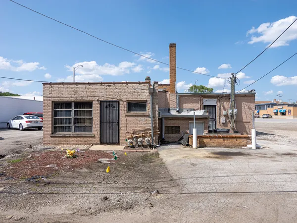 a view of a house with sitting area