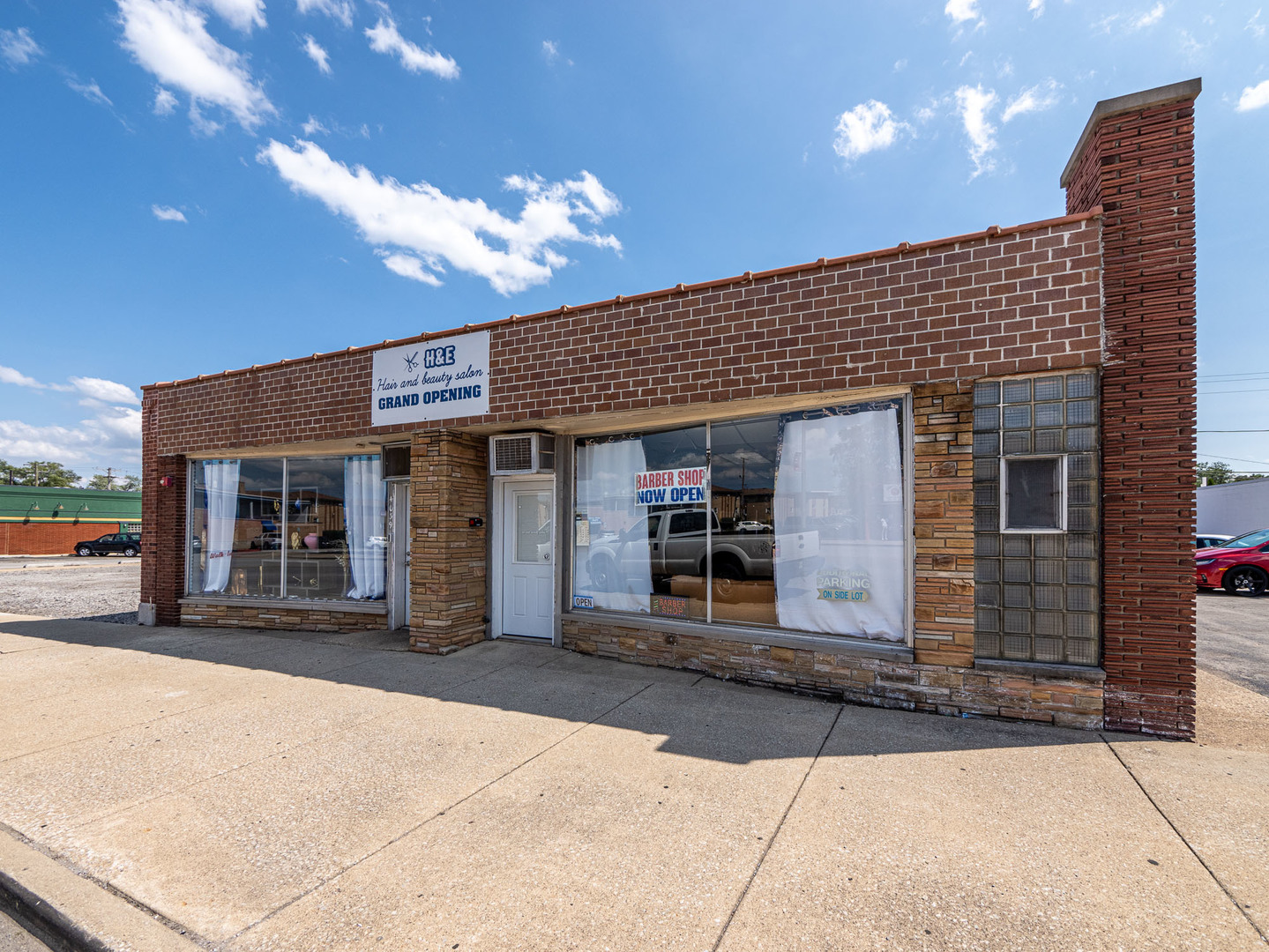 4039 147th Street Midlothian, IL 60445 - Photo 4 of 36 a view of a house with a garage