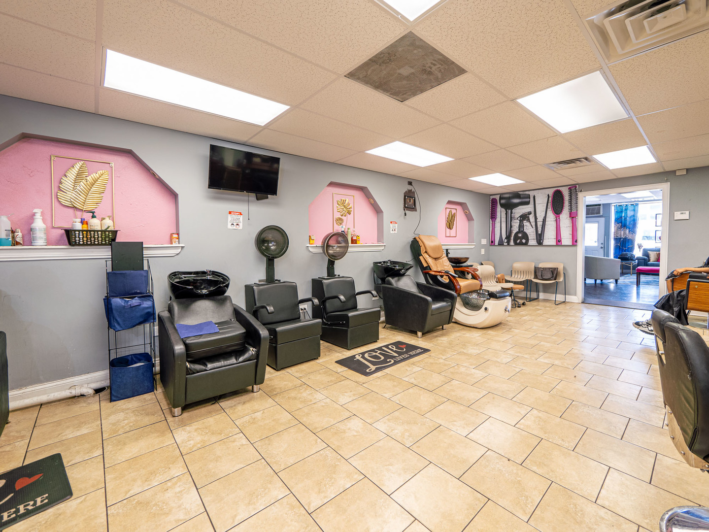 4039 147th Street Midlothian, IL 60445 - Photo 5 of 36 a view of a room with gym equipment