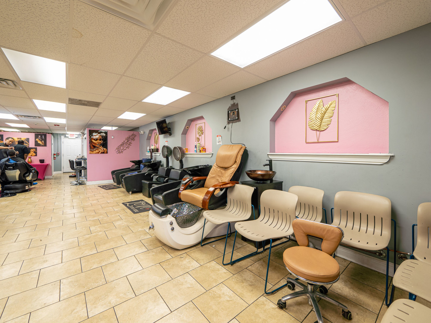 4039 147th Street Midlothian, IL 60445 - Photo 6 of 36 a living room with furniture and a mirror