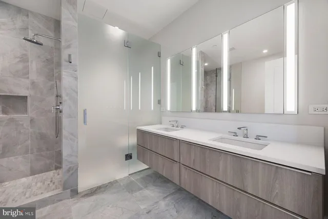 $1,395,000 | 301 South Broad Street, Unit 1902, Philadelphia, PA 19107