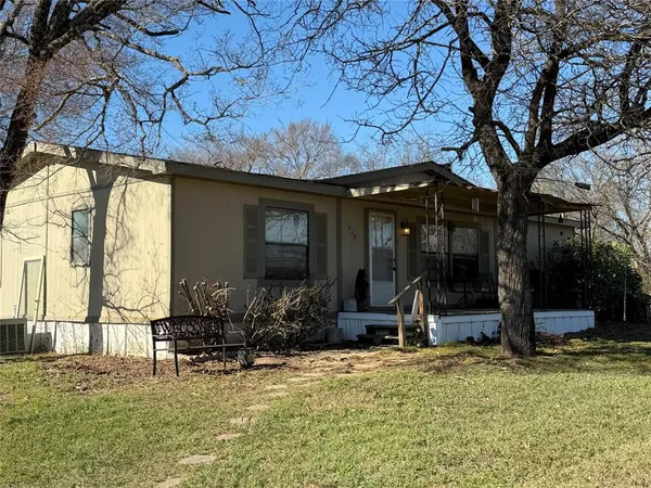 a view of house with a yard