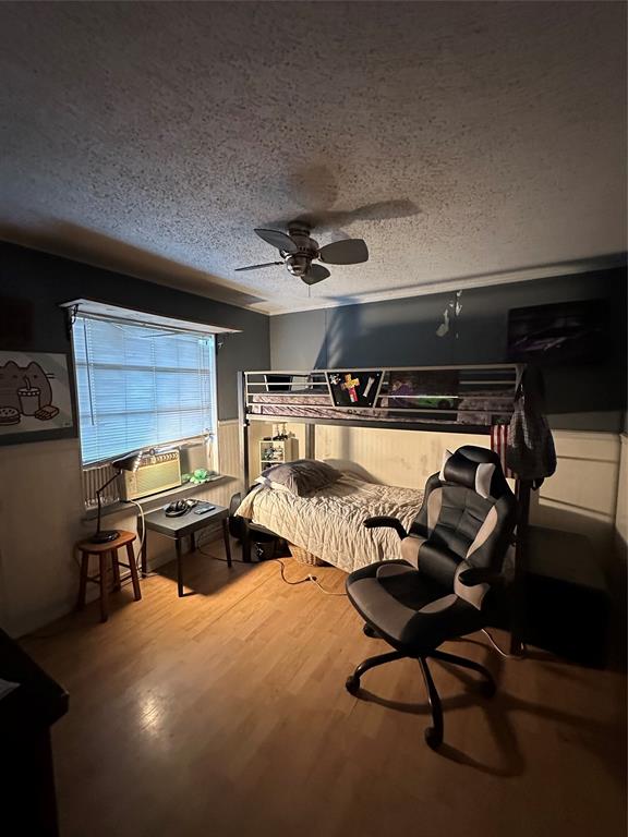 1048 Red Bird Seven Points, TX 75143 - Photo 24 of 28 a living room with furniture a rug and a ceiling fan
