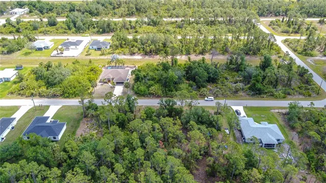 a view of a yard with plants