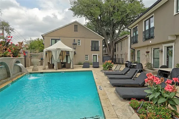 a view of an house with backyard and furniture