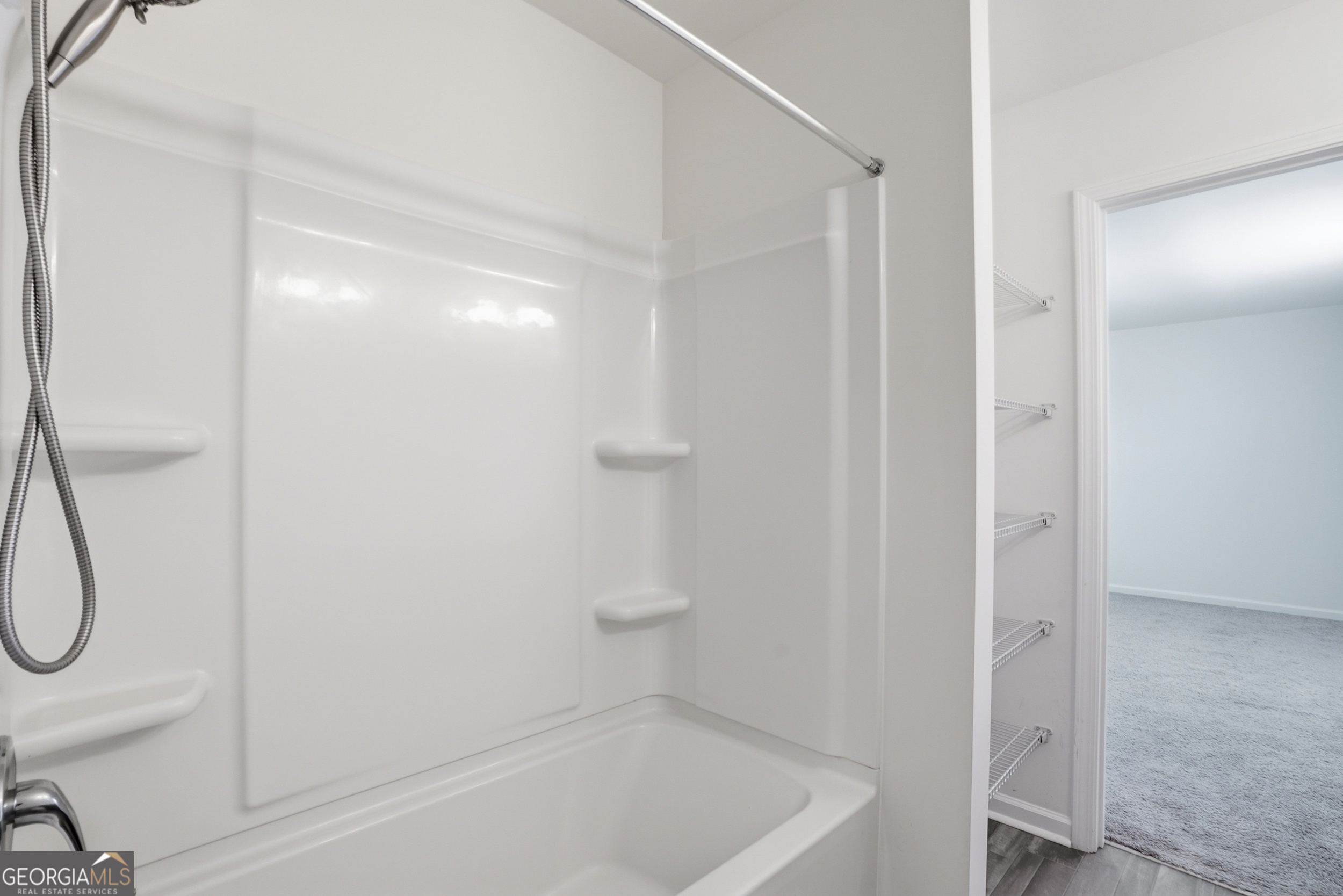 225 Rendell Lane Hinesville, GA 31313 - Photo 24 of 33 a bathroom with a bathtub