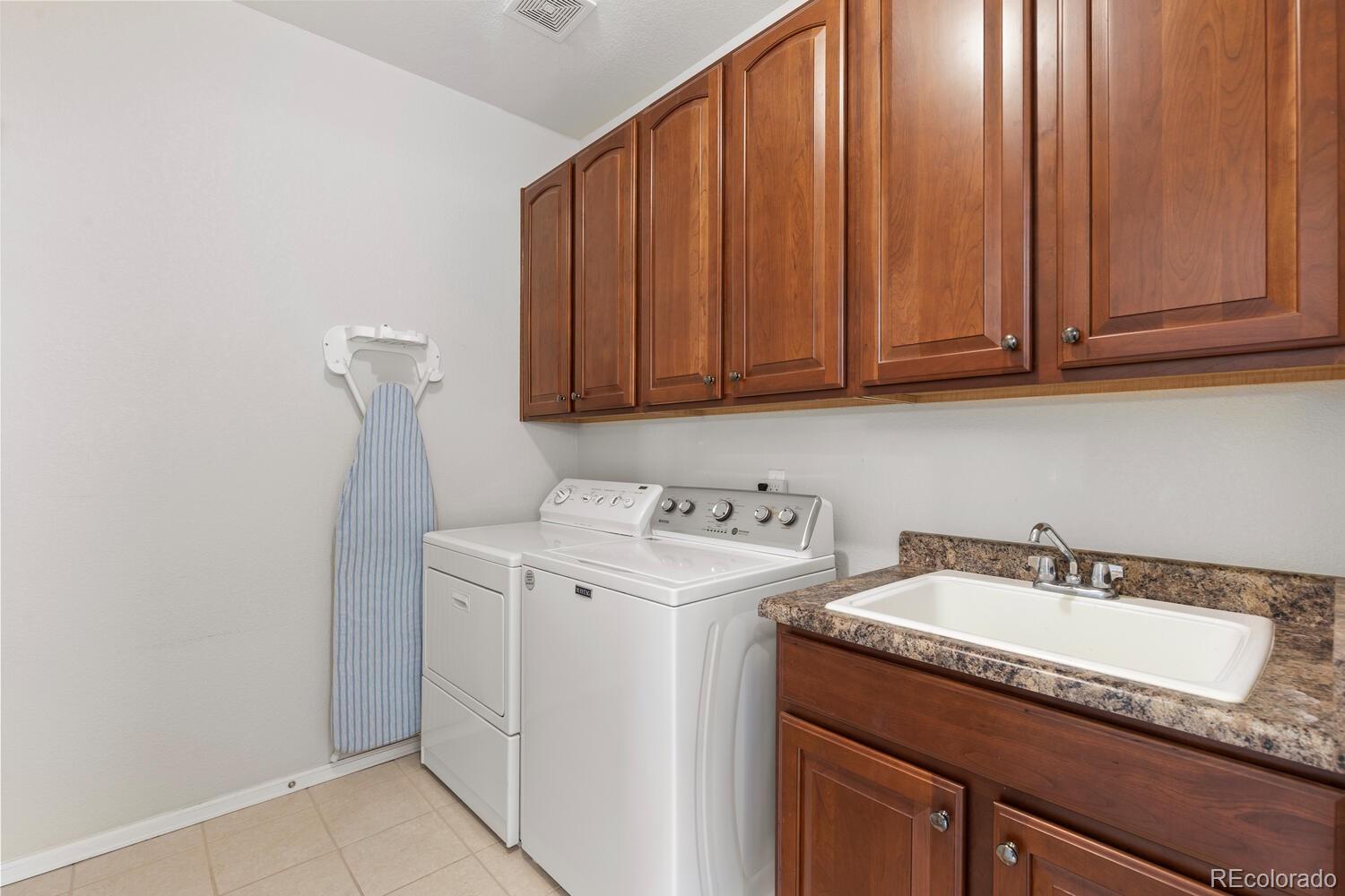 8322 South Quatar Circle Aurora, CO 80016 - Photo 14 of 47 a utility room with dryer and washer