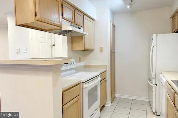 $1,990 | 1523 Lincoln Way, Unit 204B, McLean, VA 22102