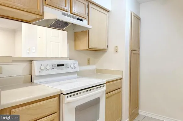 $1,990 | 1523 Lincoln Way, Unit 204B, McLean, VA 22102