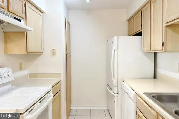 $1,990 | 1523 Lincoln Way, Unit 204B, McLean, VA 22102