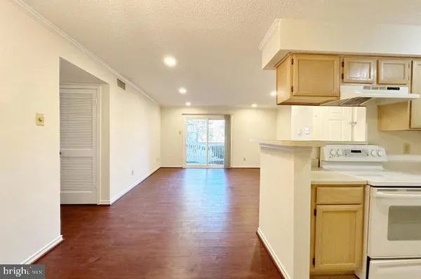 $1,990 | 1523 Lincoln Way, Unit 204B, McLean, VA 22102