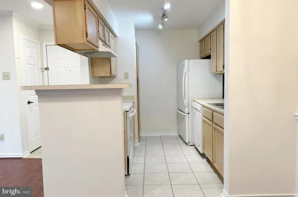 $1,990 | 1523 Lincoln Way, Unit 204B, McLean, VA 22102