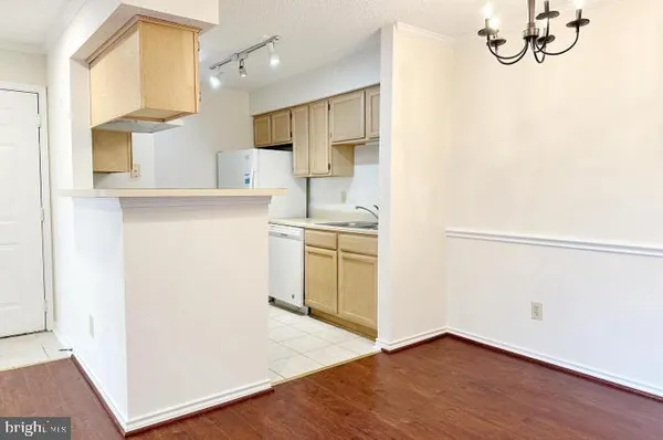 $1,990 | 1523 Lincoln Way, Unit 204B, McLean, VA 22102