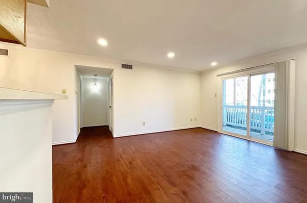 $1,990 | 1523 Lincoln Way, Unit 204B, McLean, VA 22102