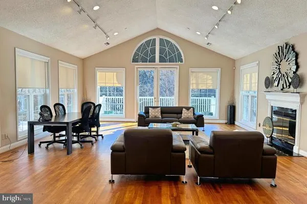 $1,990 | 1523 Lincoln Way, Unit 204B, McLean, VA 22102