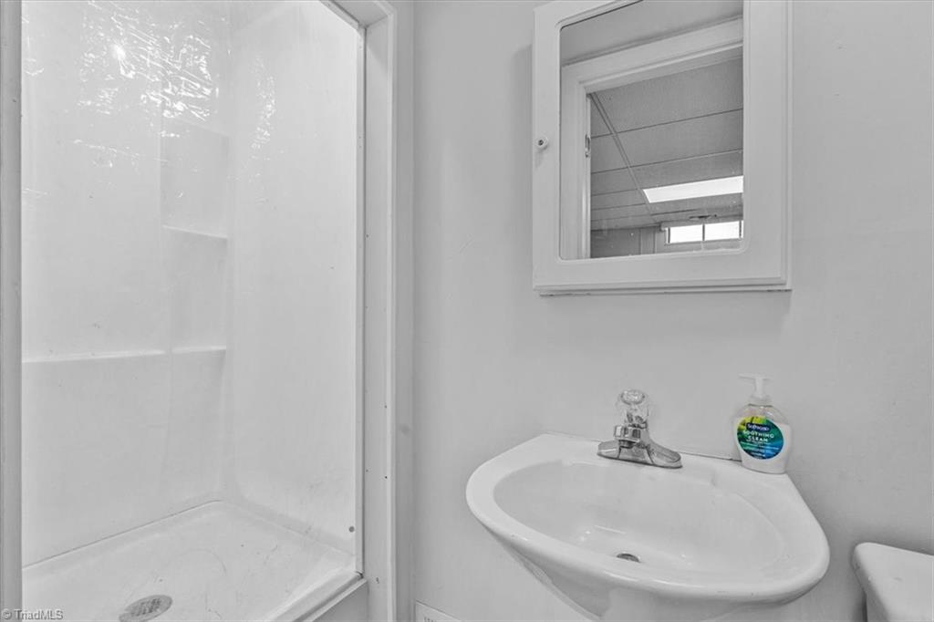5334 Sherrie Drive High Point, NC 27263 - Photo 30 of 36 Full bathroom #2