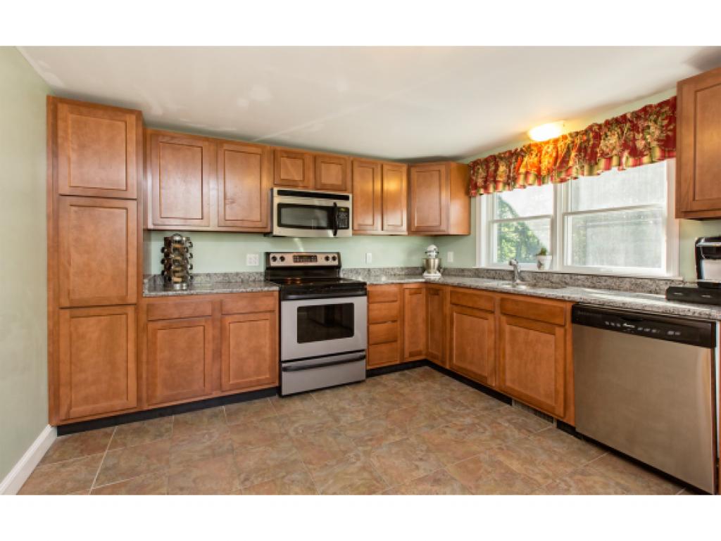 25 Jericho Road Pelham, NH 03076 - Photo 3 of 18