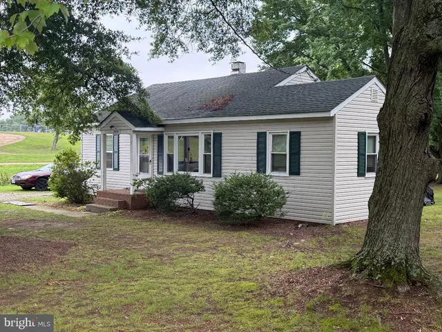 a view of a house with backyard and garden