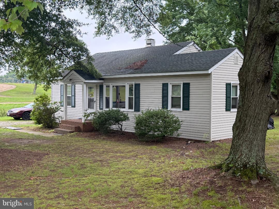 a view of a house with backyard and garden