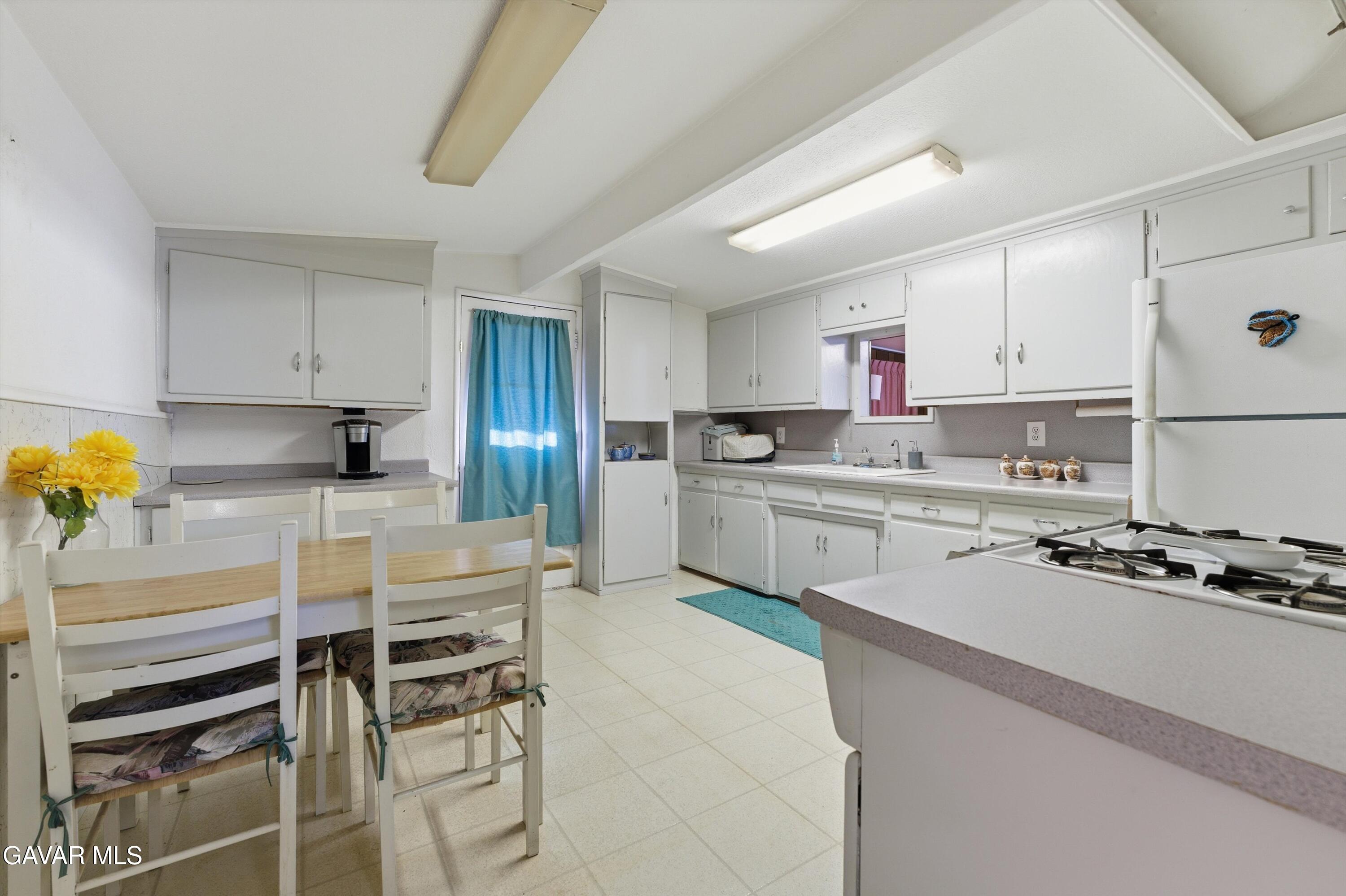 3322 Dawn Road Rosamond, CA 93560 - Photo 14 of 37 Kitchen