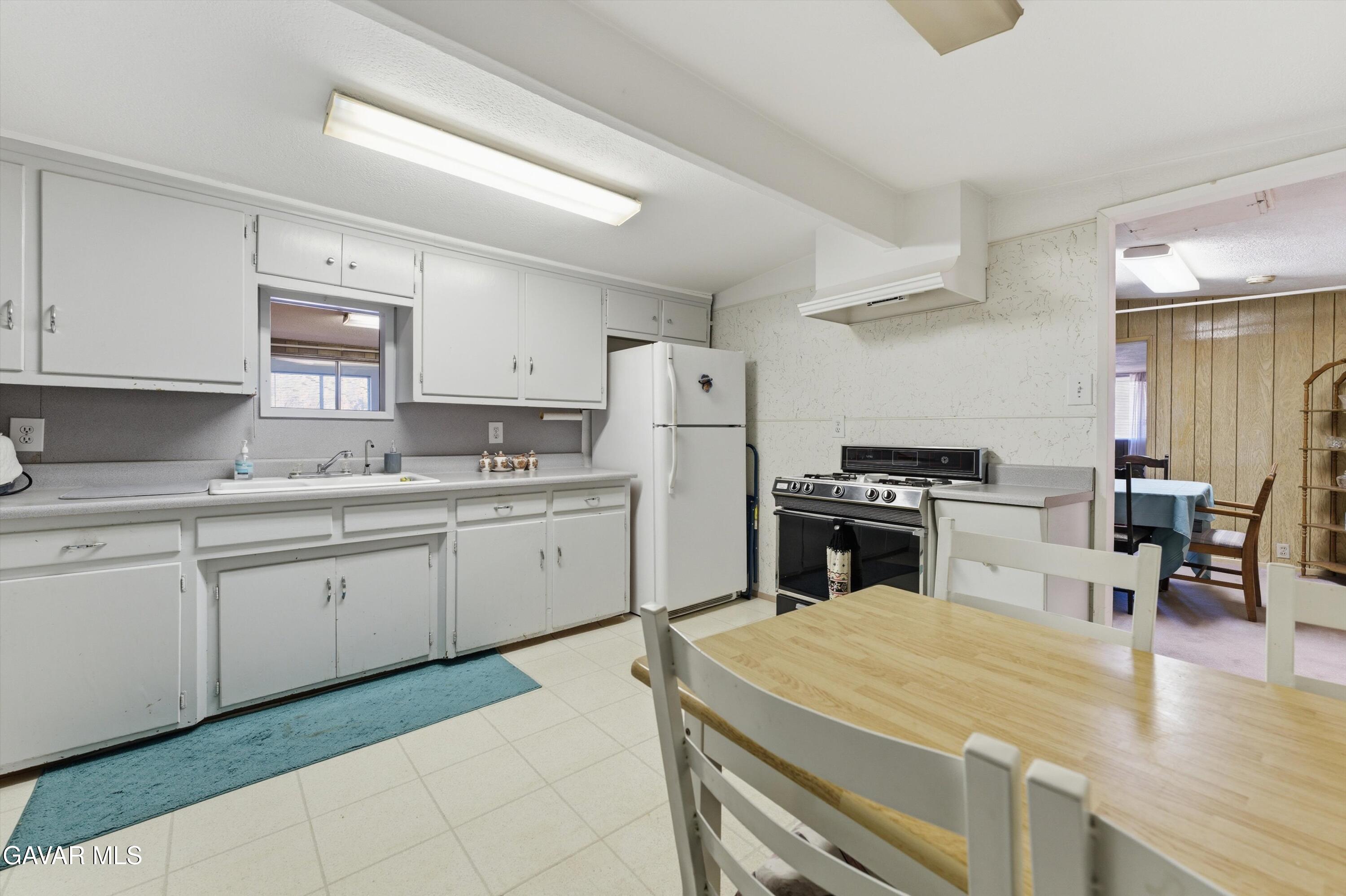 3322 Dawn Road Rosamond, CA 93560 - Photo 15 of 37 kitchen angle 2