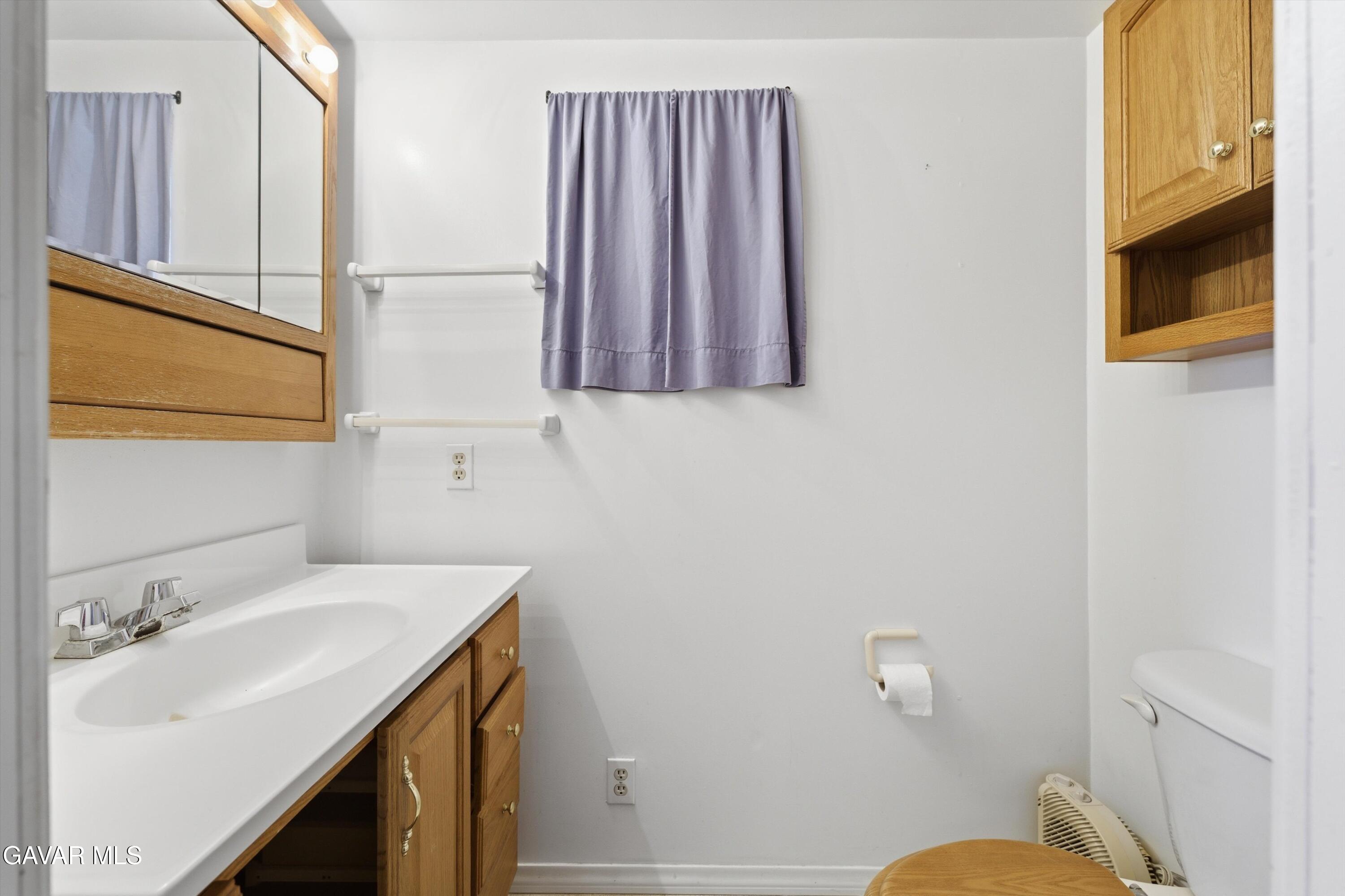 3322 Dawn Road Rosamond, CA 93560 - Photo 17 of 37 Primary half bath