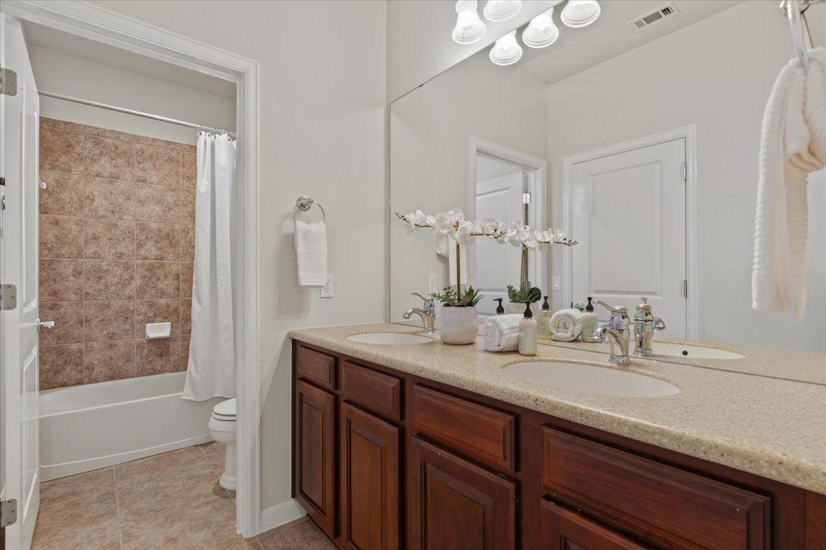 1709 Grassy Field Road Austin, TX 78737 - Photo 17 of 31 Jack and Jill bath between bedrooms 2 and 3