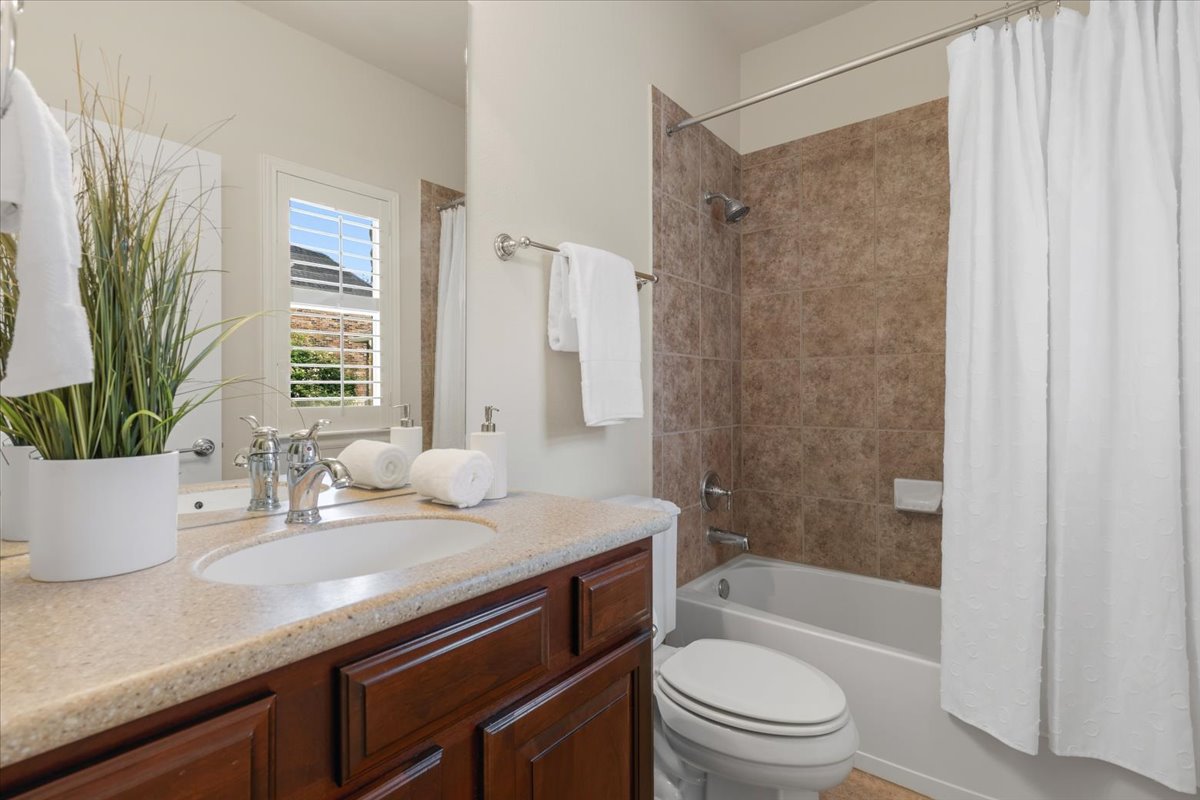 1709 Grassy Field Road Austin, TX 78737 - Photo 19 of 31 Hallway bath just outside of bedroom 4