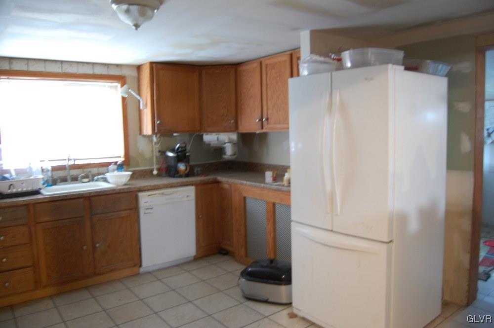36 East Ruddle Street Coaldale, PA 18218 - Photo 4 of 16 a kitchen with a refrigerator and a sink