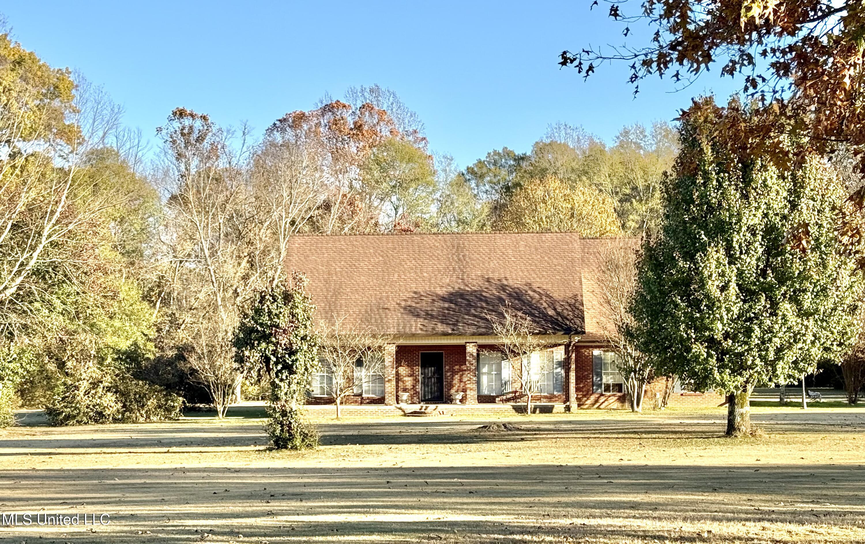2425 Perry Road Grenada, MS 38901 - Photo 1 of 37 IMG_2199