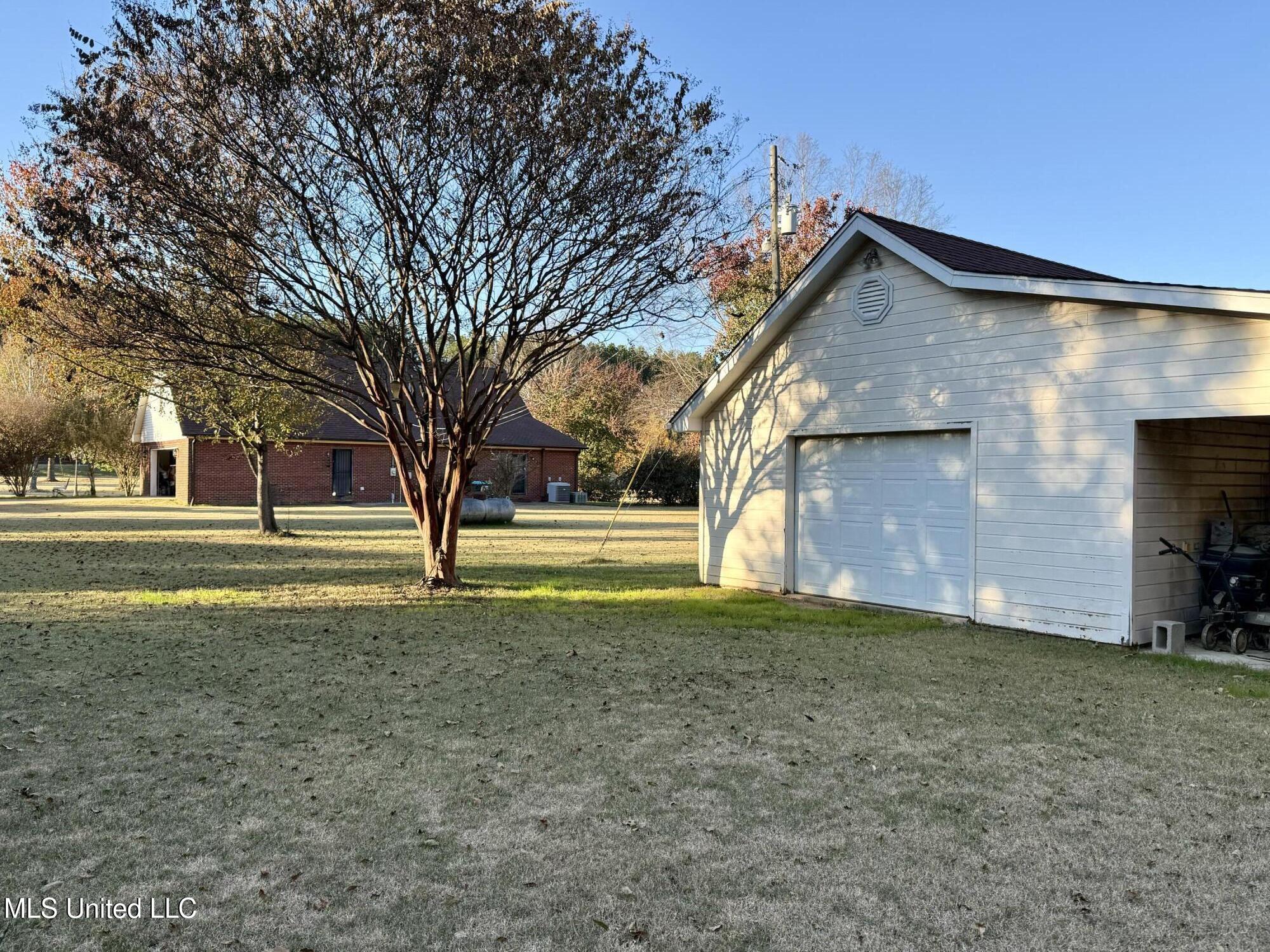 2425 Perry Road Grenada, MS 38901 - Photo 5 of 37 IMG_2216