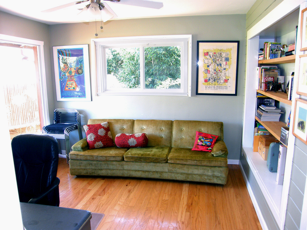 40 Pine Drive Santa Barbara, CA 93105 - Photo 13 of 30 a living room with furniture and a book shelf