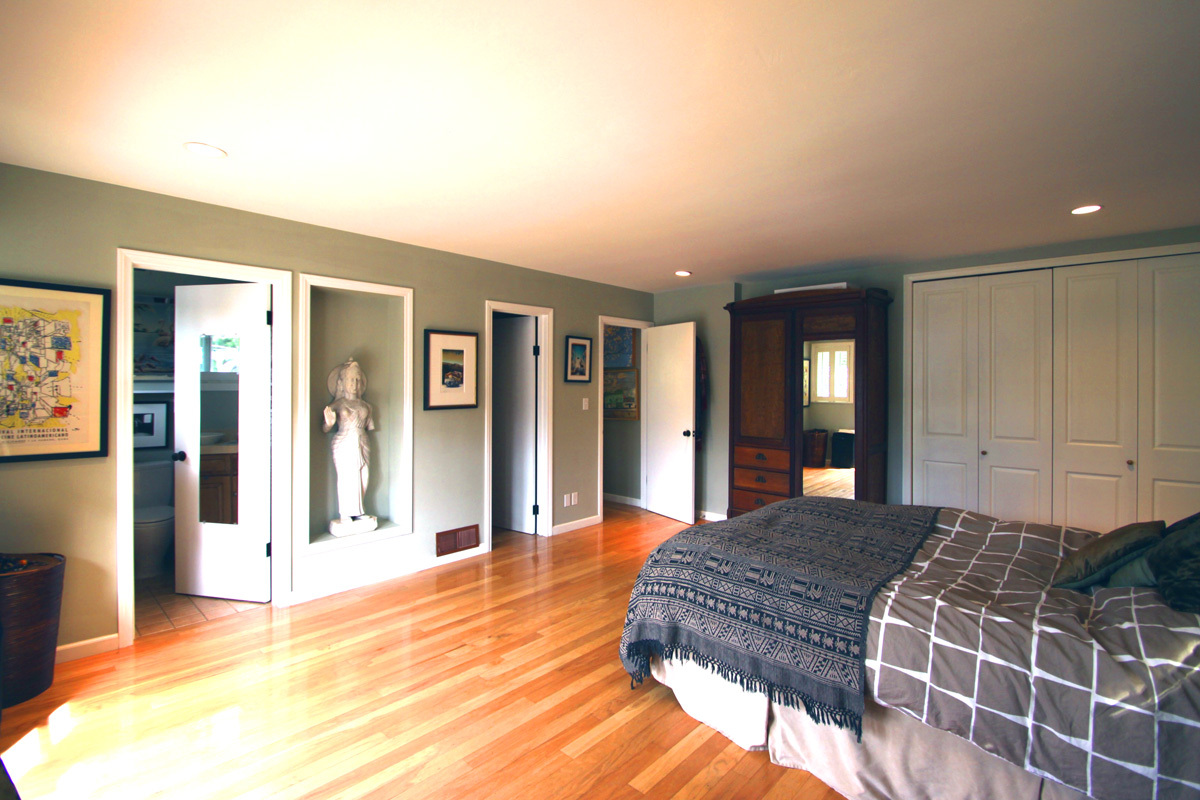 40 Pine Drive Santa Barbara, CA 93105 - Photo 9 of 30 a spacious bedroom with a large bed and walk in closet